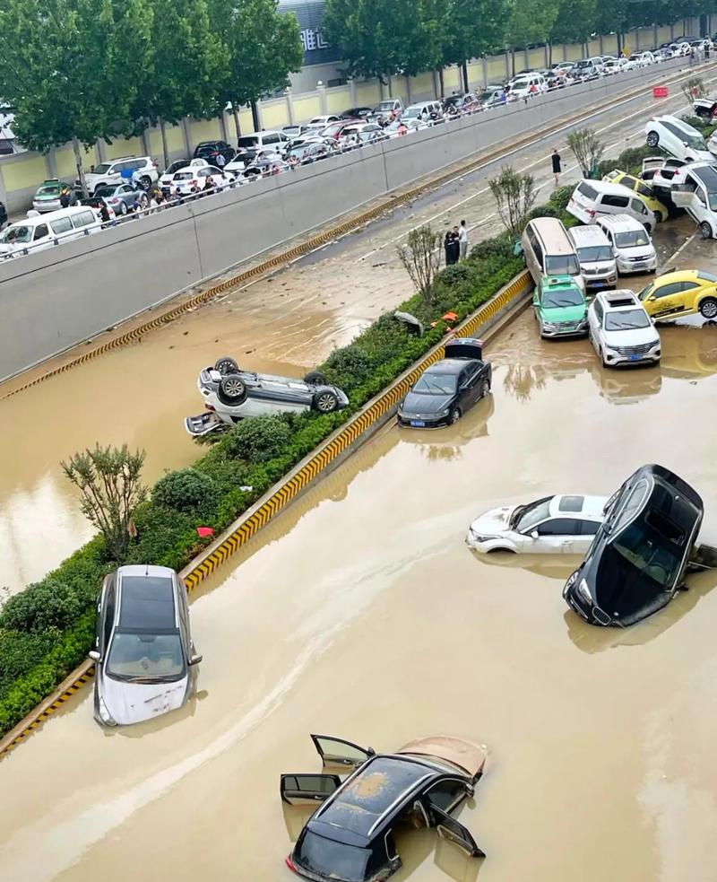 郑州暴雨事件概括的相关图片